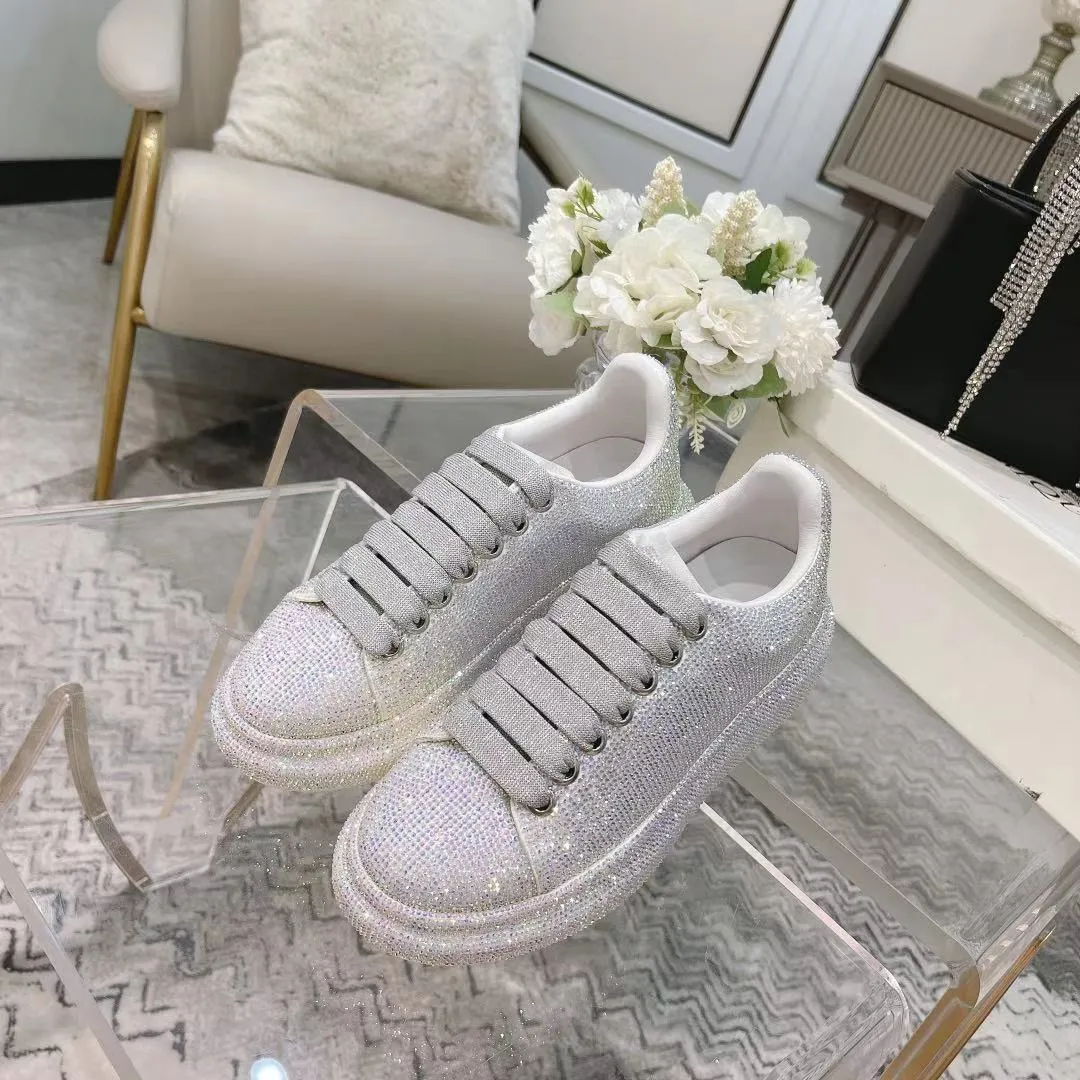 👟👟Ex-factory price 560👟👟 Men's size +10 2025SS McQueen crystal inlaid large and small diamond casual shoes counter original 1:1 production Fabric: imported silk velvet + imported Czech diamonds Lining: sheepskin lining Code number: 35-41 Male 39/44